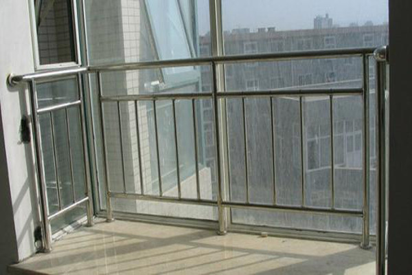 看不锈钢制品厂家介绍阳台安全保障“利器”——不锈钢护栏！