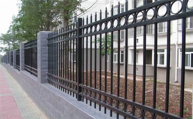 济南庭院铁艺护栏的围栏多高比较合适