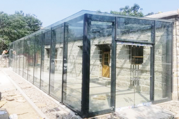 济南玻璃雨棚的优点具体有哪些呢？　